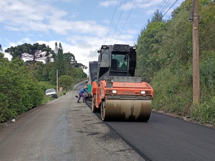 PREFEITURA AVANÇA COM OBRAS DE PAVIMENTAÇÃO NA RM 200 EM BATEIAS DE CIMA