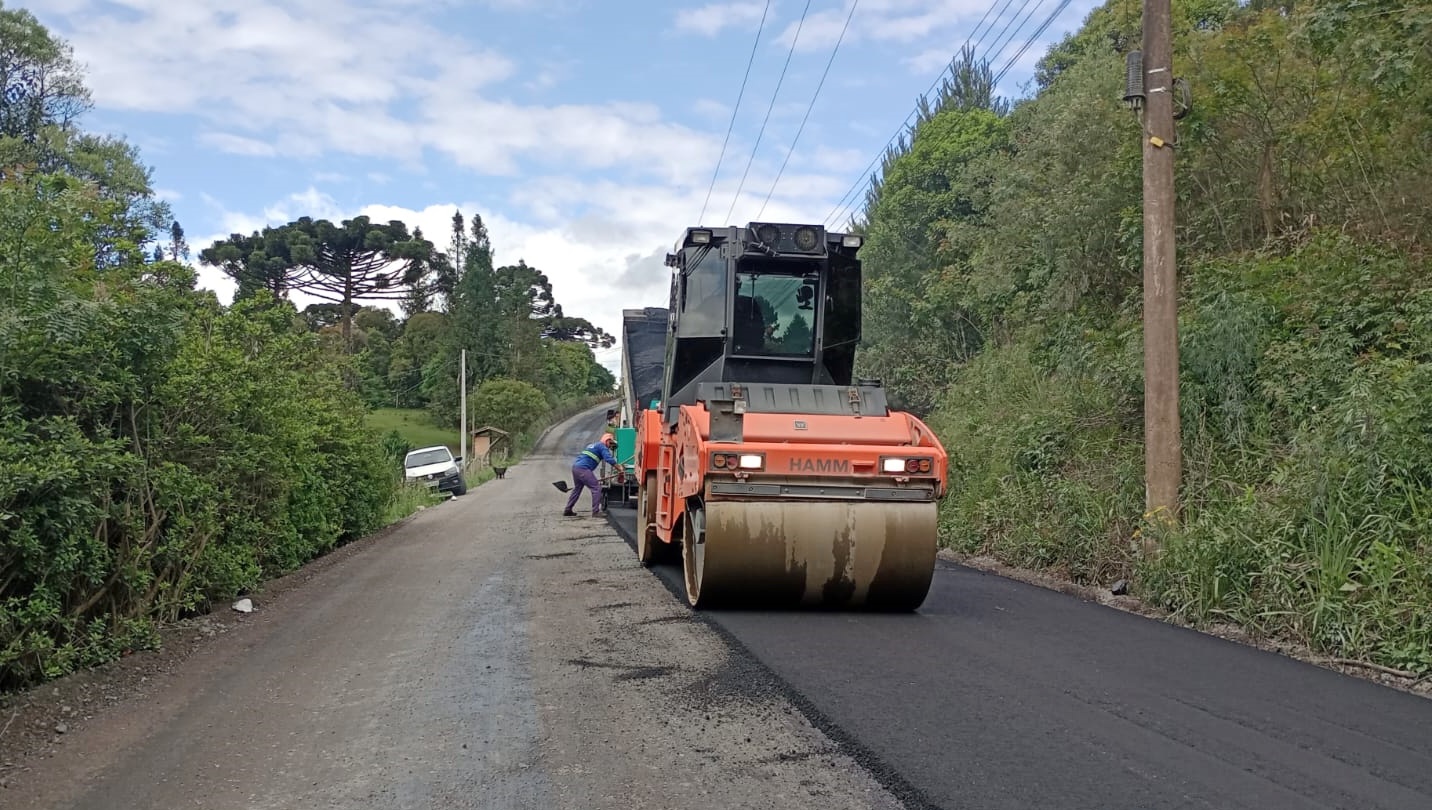 PREFEITURA AVANÇA COM OBRAS DE PAVIMENTAÇÃO NA RM 200 EM BATEIAS DE CIMA