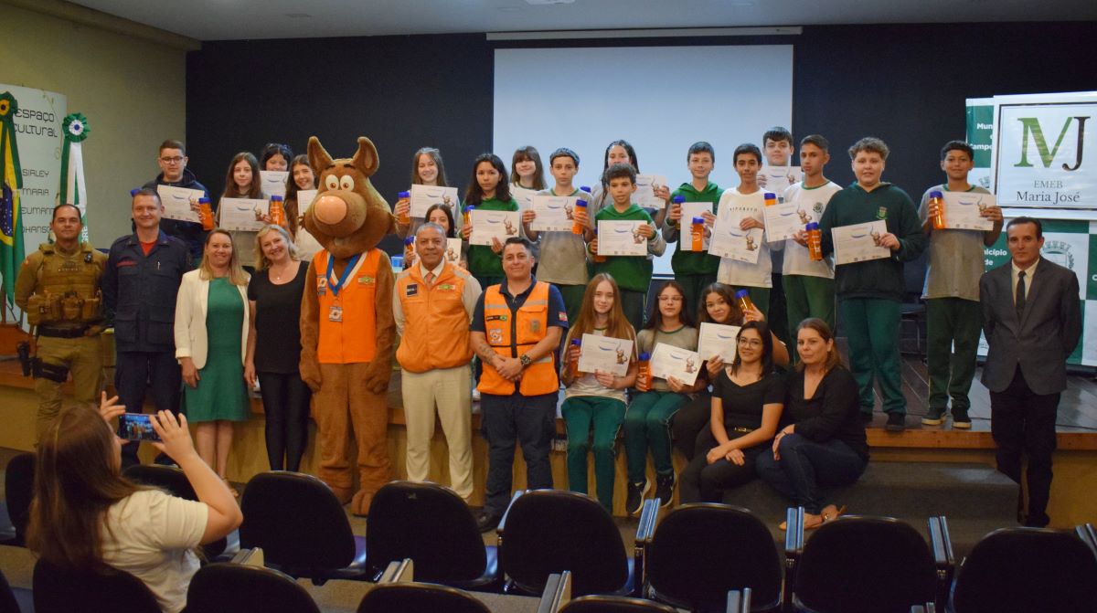 ALUNOS DA EMEB. MARIA JOSÉ DUARTE SILVA BERNARDESSE FORMARAM NO PROGRAMA DEFESA CIVIL NA ESCOLA