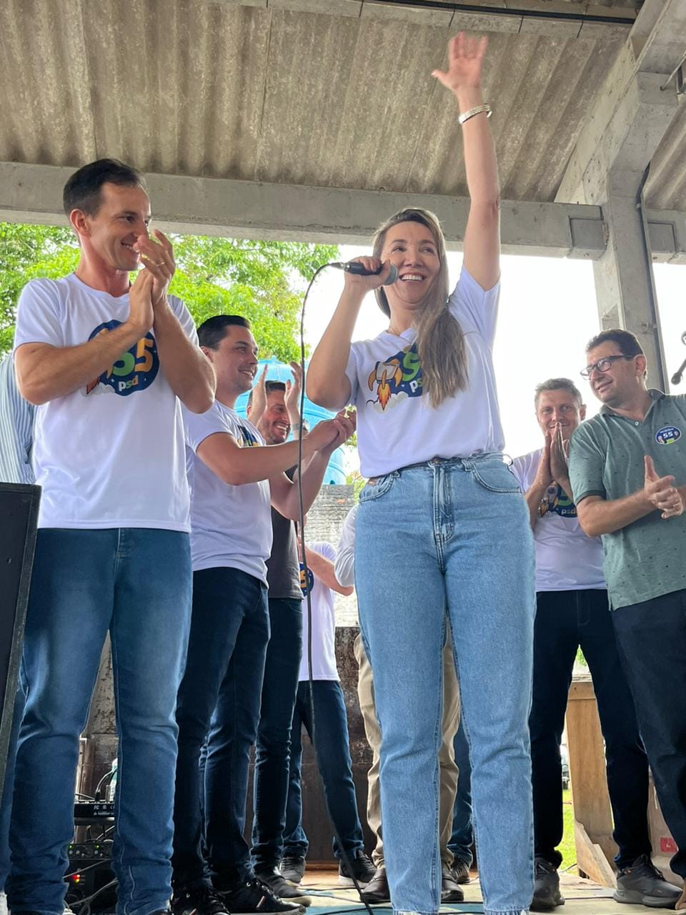 Prefeita, vice-prefeito e vereadores eleitos comemoraram a vitória com a população neste domingo