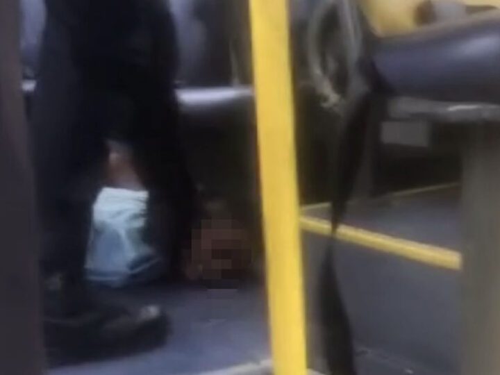 Homem em surto invade ônibus escolar e deixa crianças feridas em Balneário Camboriú