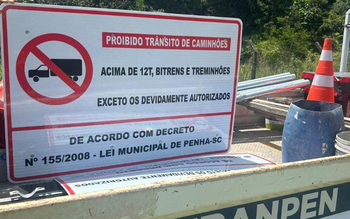 Secretaria de Trânsito inicia instalação de placas para regulamentação do trânsito de caminhões