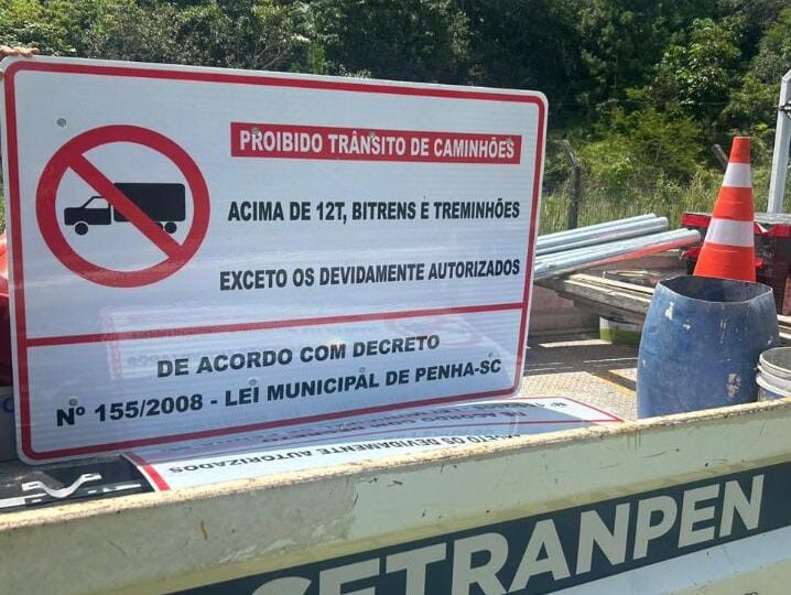 Secretaria de Trânsito inicia instalação de placas para regulamentação do trânsito de caminhões