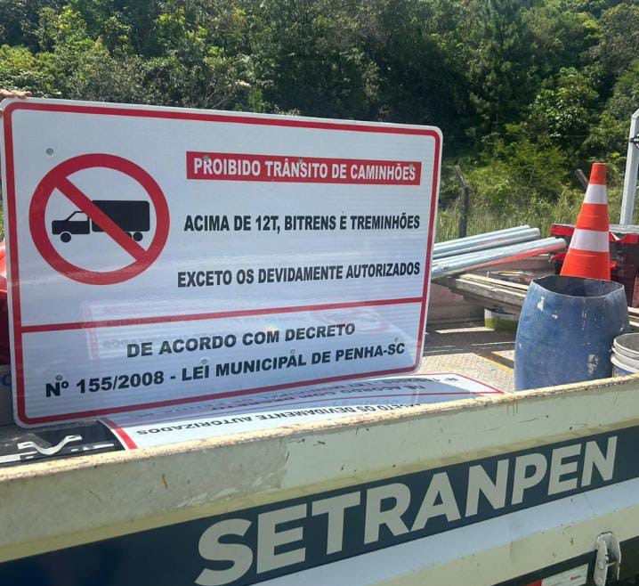 Secretaria de Trânsito inicia instalação de placas para regulamentação do trânsito de caminhões