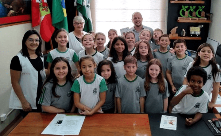 ALUNOS DO 3° ANO DA EMEB. MARIA JOSÉ VISITARAM A PREFEITURA MUNICIPAL