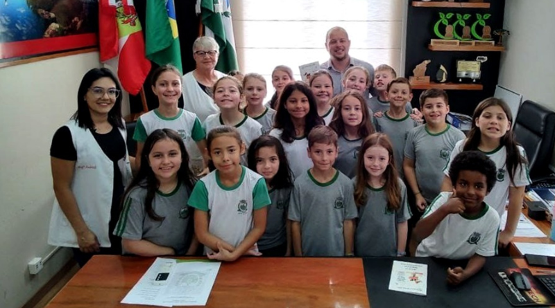 ALUNOS DO 3° ANO DA EMEB. MARIA JOSÉ VISITARAM A PREFEITURA MUNICIPAL