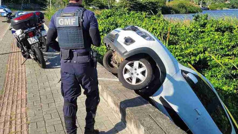 Carro cai na Lagoa da Conceição em Florianópolis