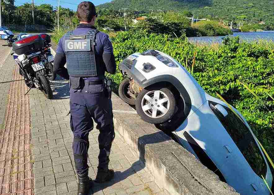 Carro cai na Lagoa da Conceição em Florianópolis