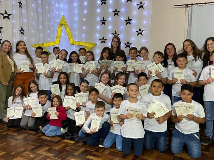 PROJETO PEQUENOS ESCRITORES REALIZOU NOITE DE AUTÓGRAFOS NAS ESCOLAS