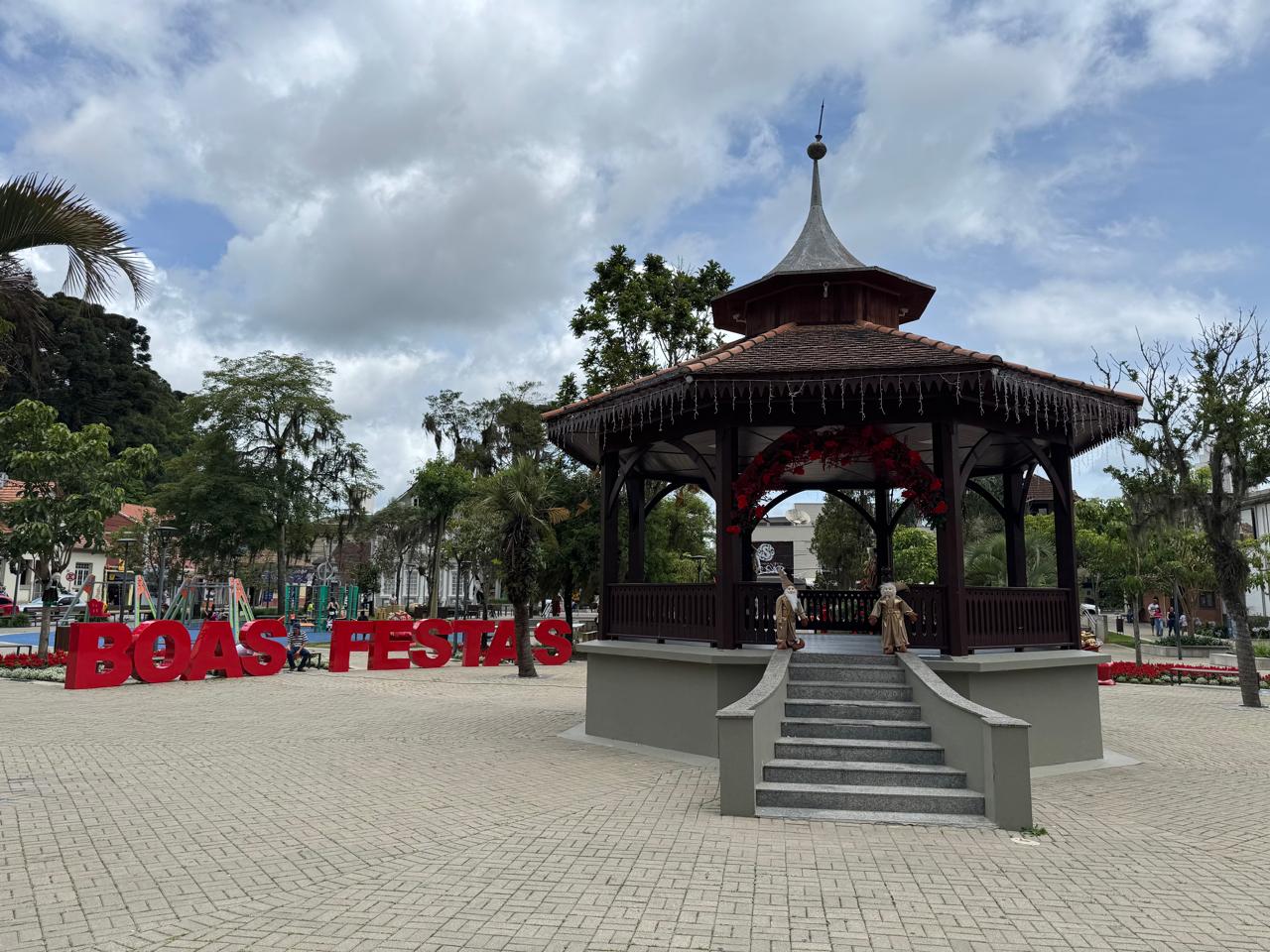 Bandas Marciais se apresentam na Praça