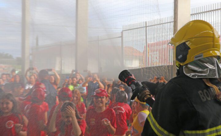 Corpo de Bombeiros realiza evento de formaturas.