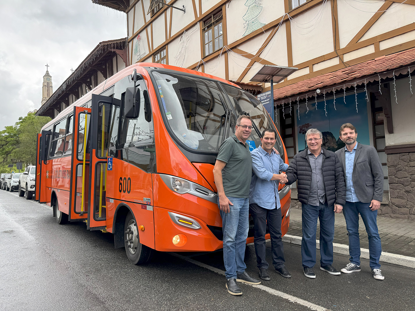 ÔNIBUS NOVOS DO TRANSPORTE MUNICIPAL COMEÇAM A SER ENTREGUES