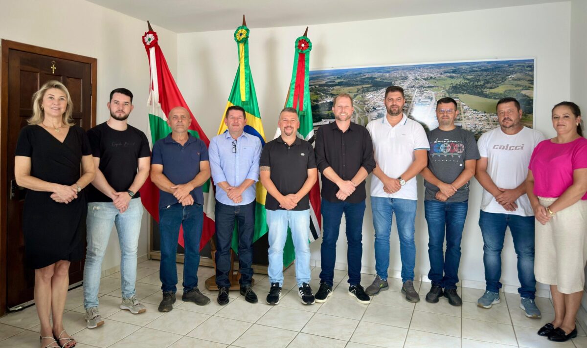 Prefeito Tafarel Schons apresenta equipe de secretários após cerimônia de posse em Papanduva