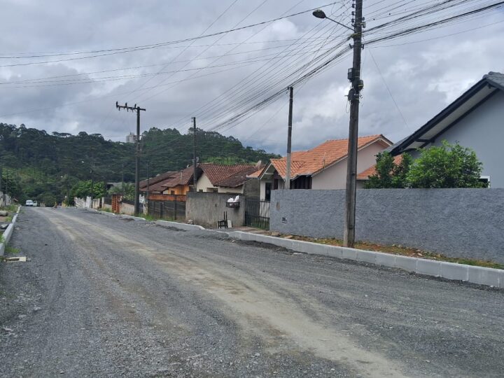 Obras de pavimentação asfáltica seguem no município