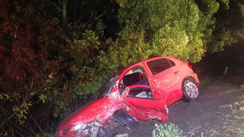 Colisão lateral entre dois veículos deixa um ferido em Pouso Redondo