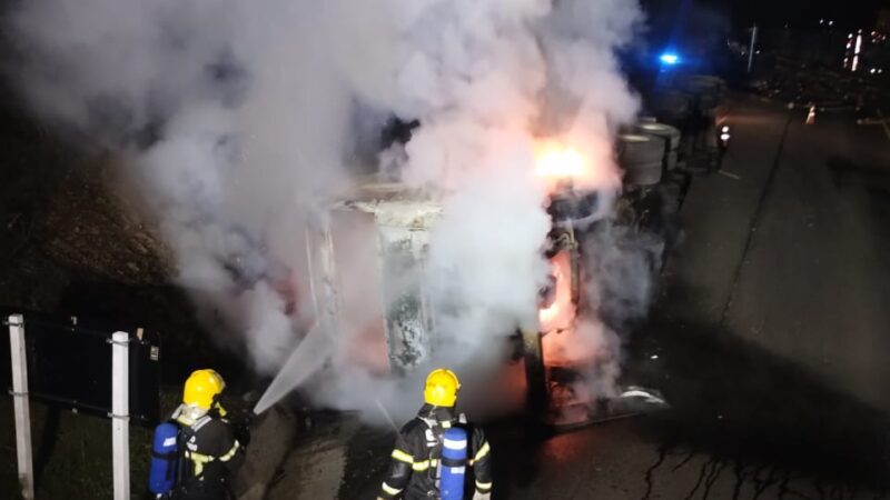 Incêndio em veículo mobiliza bombeiros na BR-280, em Mafra