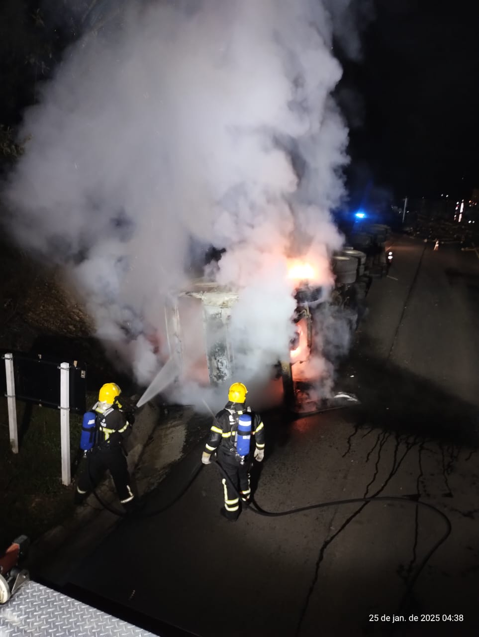 Incêndio em veículo mobiliza bombeiros na BR-280, em Mafra