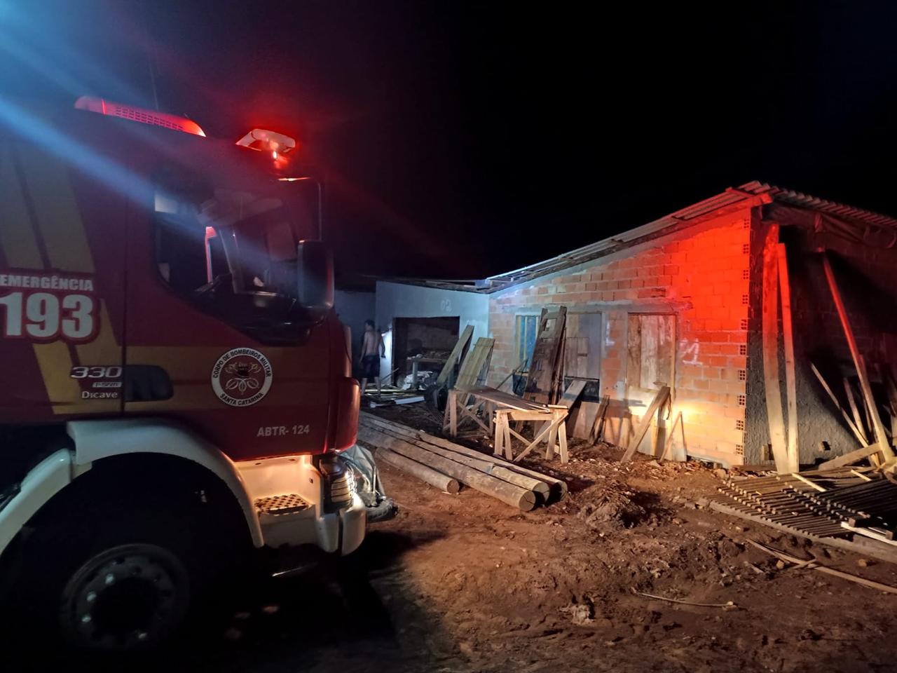 Incêndio em Estufas de Fumo é Controlado com Apoio de Populares e Bombeiros em Monte Castelo