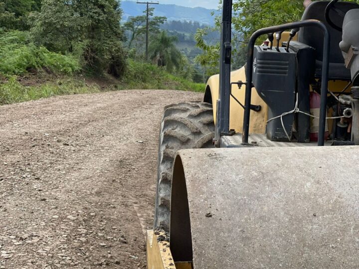 Santa Terezinha realiza manutenção viária na Serra da Coruja