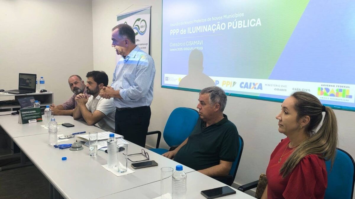 Prefeita de Santa Terezinha participa de reunião na AMAVI