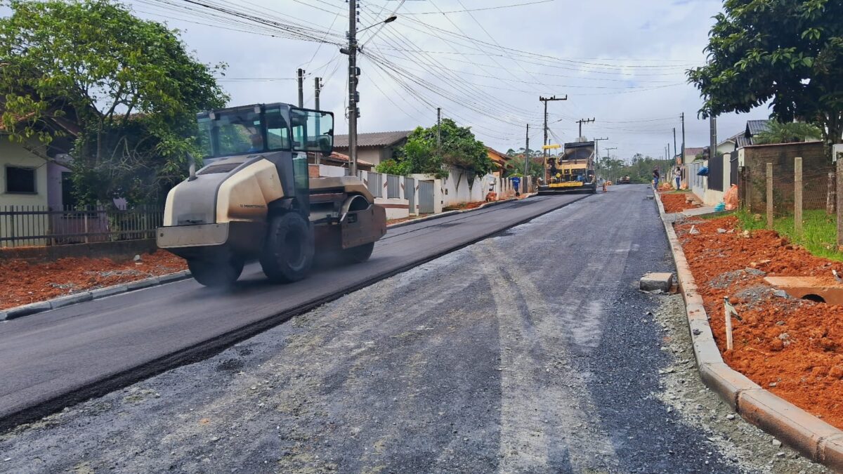 Pavimentação asfáltica na rua Alfredo Roesler