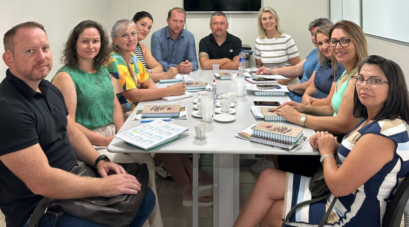 Nova equipe de diretores escolares toma posse em ato simbólico.