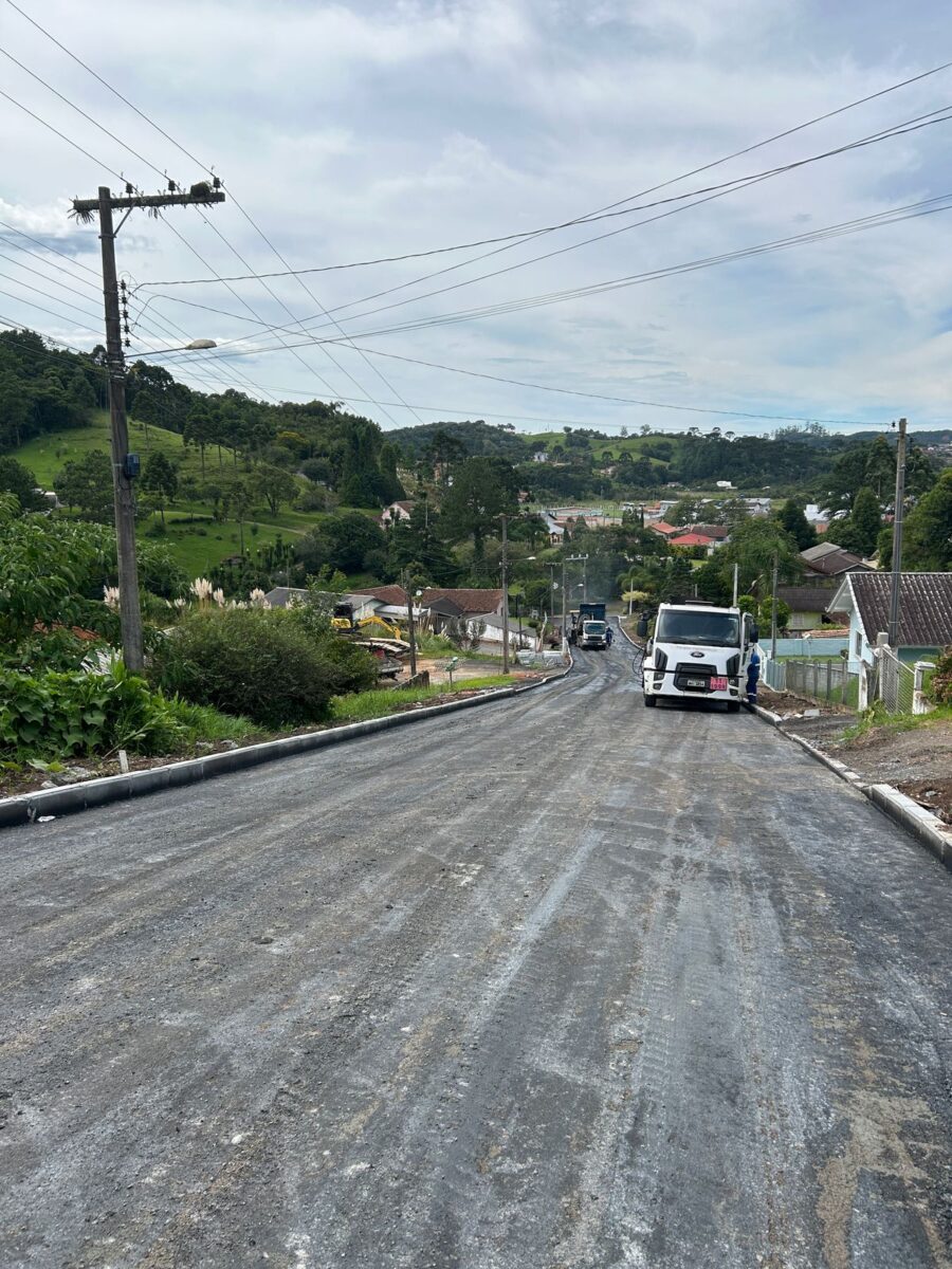 Obras de pavimentação asfáltica em diversos bairros