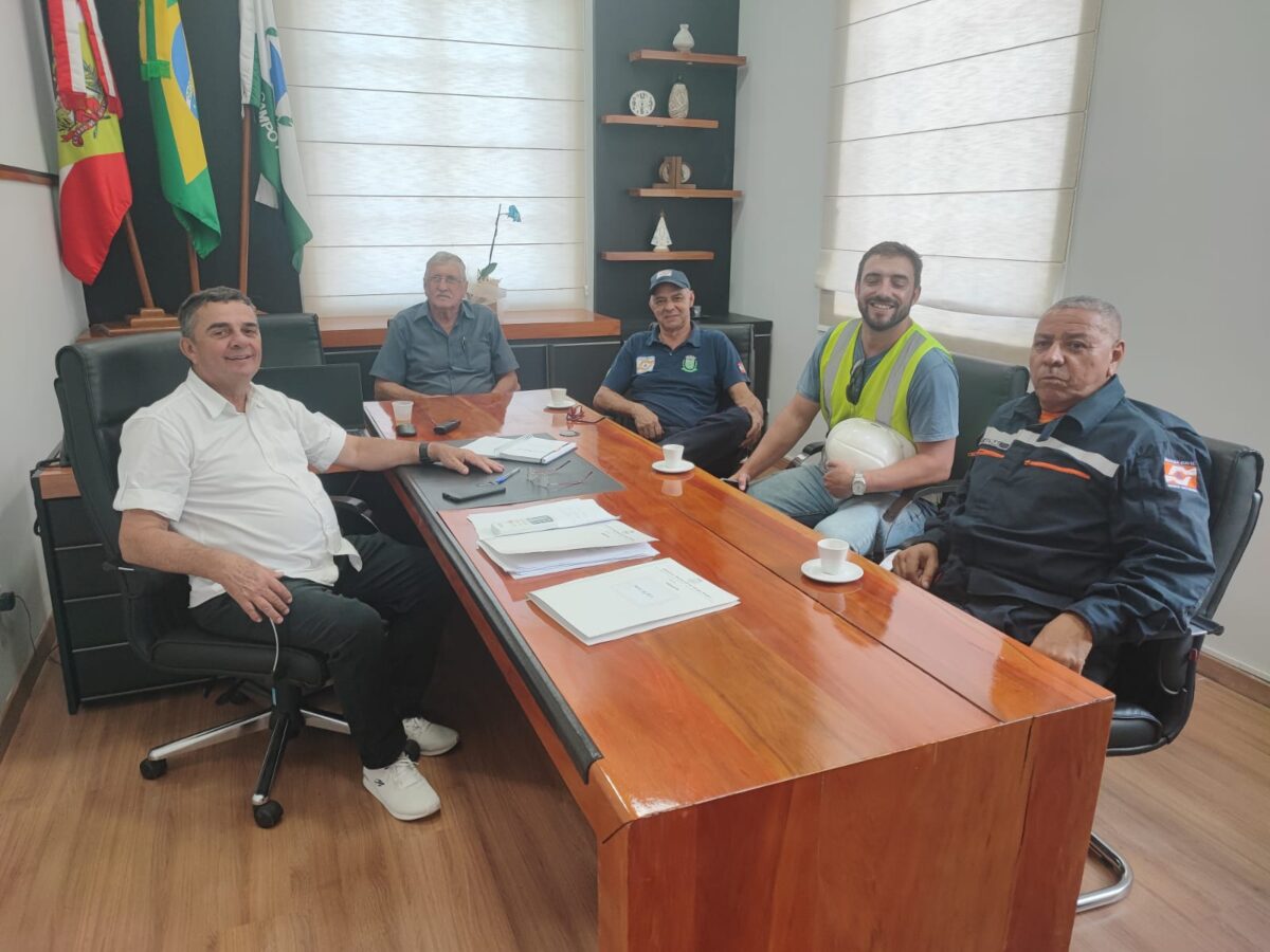 Visita de Coordenadores da Defesa Civil à Prefeitura de Campo Alegre para Discutir Construção de Ponte de Madeira