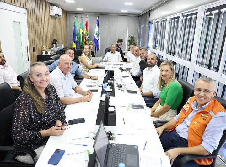 Prefeita de Santa Terezinha busca investimentos para o município em reunião com governador