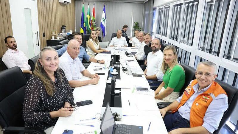 Prefeita de Santa Terezinha busca investimentos para o município em reunião com governador