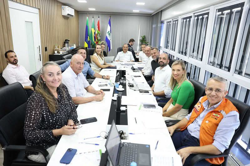 Prefeita de Santa Terezinha busca investimentos para o município em reunião com governador