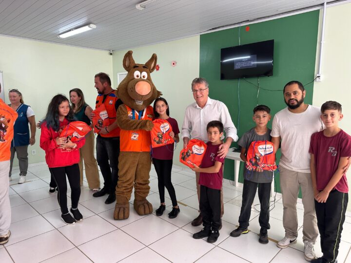 Entrega dos Kits do Programa Defesa Civil na Escola em São Bento do Sul